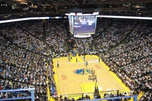 Palazzetto, campo da basket e spettatori