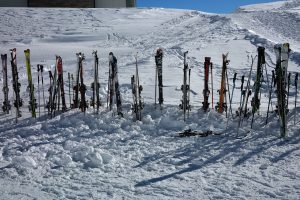 Sci piantati nella neve